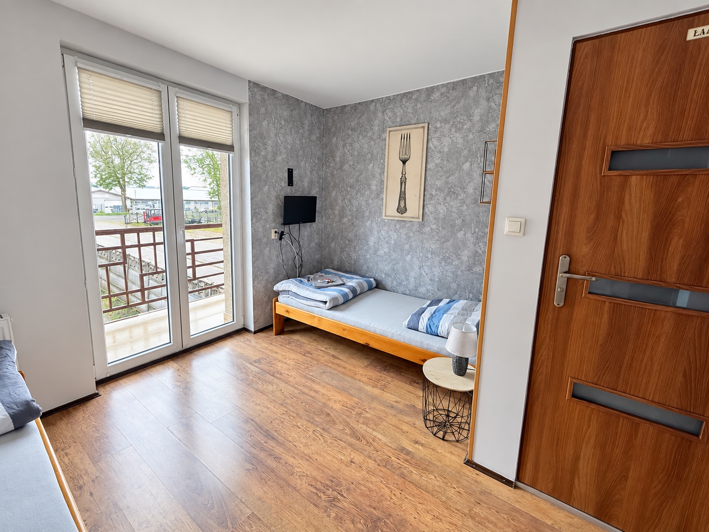 Pokój 2 Klayton z prywatną łazienką — widok na łóżko i wyjście na balkon